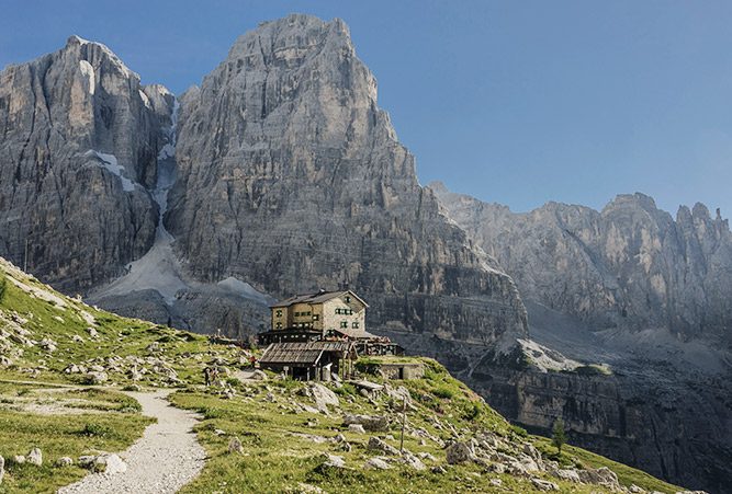 Hütte vor Gebirgsmassiv der Brenta