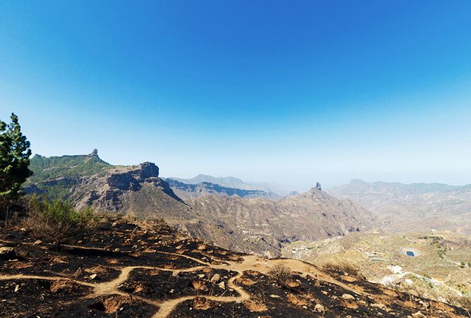 Blick auf Roque Nublo auf Gran Canaria nach Waldbrand in August 2019