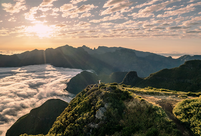 Sonnenaufgang auf Gipfel über Wolkenmeer, Maderia