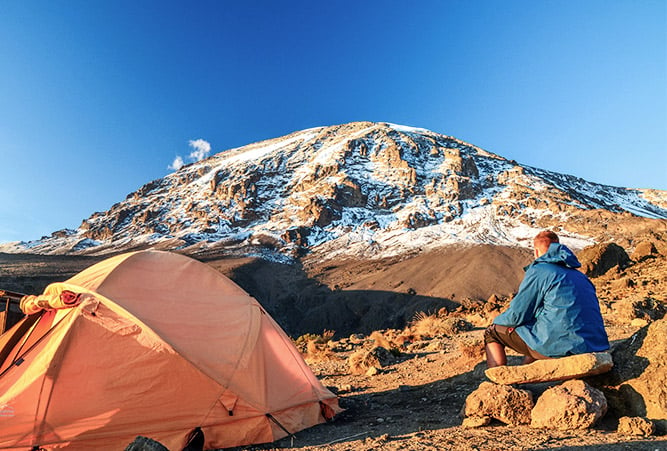 mann-zelt-kilimanjaro