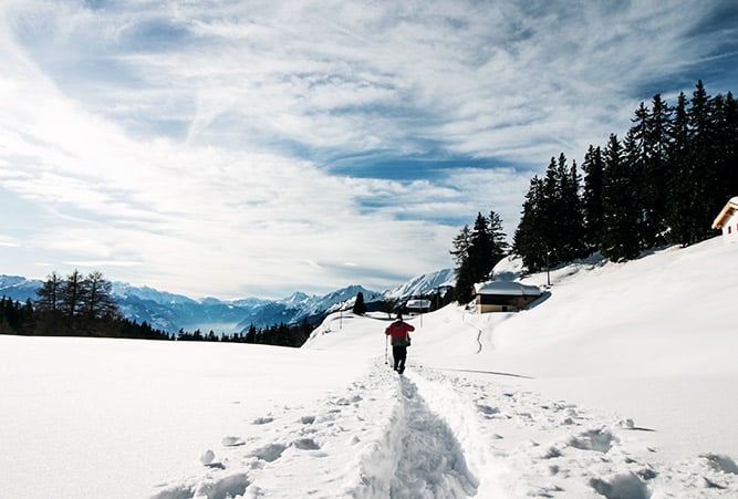 Wanderer auf Schneeschuh Spur in Bayern