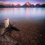 Wunderschönes, stilles Wasser mit Panoramablick, Grand Teton Nationalpark. © Ben Klea