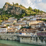 Häuser am Hang von Berat in Albanien