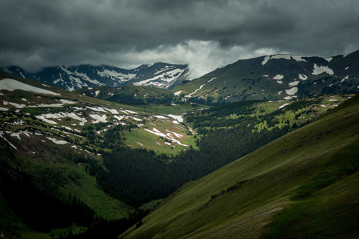 Sturm- und Gewitterwolken über den Bergen