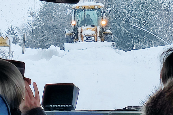 Bagger, der Schnee wegschaufelt