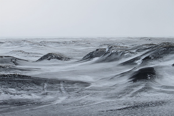 Schwarzer Sand unterm Schnee