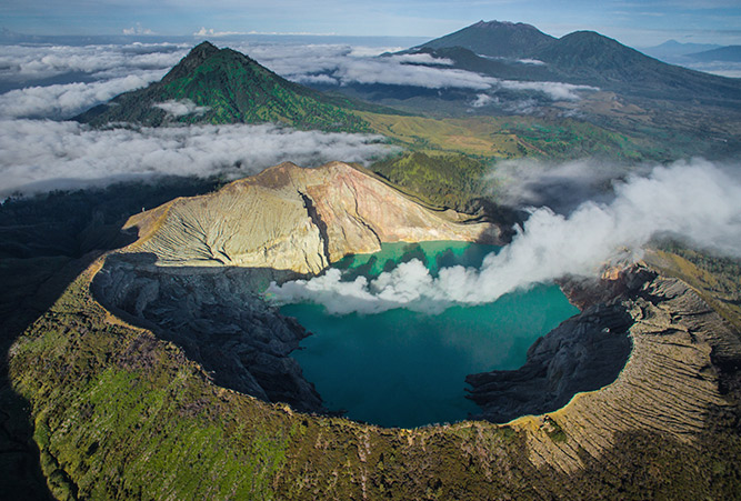 Der Blaue Vulkan Ijen auf der Insel Java aus der Vogelperspektive.