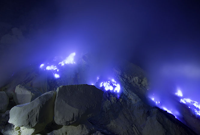 Die blaue Lava bei Nacht.