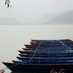 Boote am Phewa Lake, Nepal