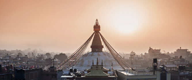 Goldene Stupa im Abendlicht