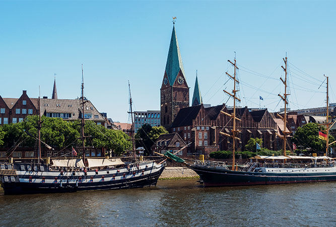 Blick auf die Weser und die St. Martini Kirche in Bremen