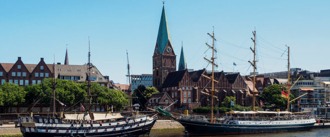 Blick auf die Weser und die St. Martini Kirche in Bremen
