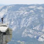 Mann steht am Rande einer Schlucht im Yosemite Nationalpark. © Cam Adams