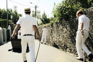 Männer in weißer Kleidung