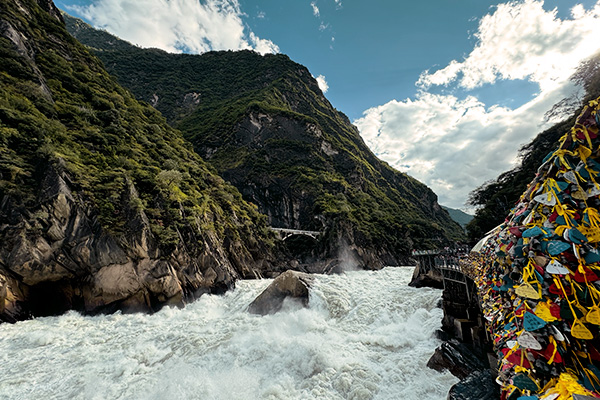 Tosendes Wasser in der Tigersprungschlucht