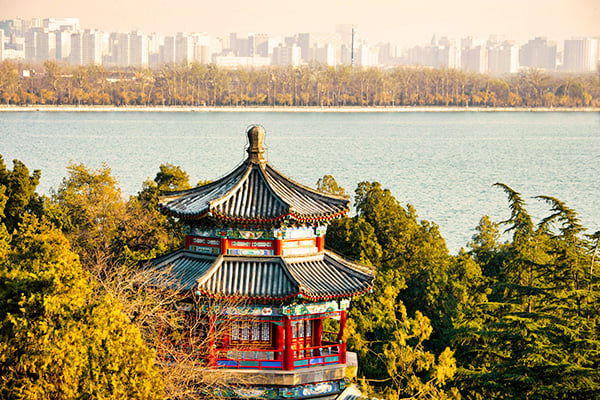 Sommerpalast vor der Skyline von Peking
