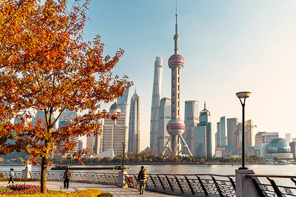 Blick auf die Skyline von Pudong von der Uferpromenade The Bund