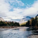 Ein See, Wald und Berge im Hintergrund, Glacier Nationalpark, USA. © Colin Maynard