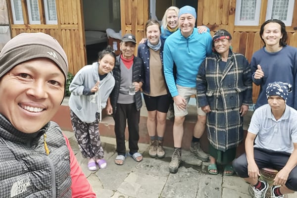 Unsere ASI-Wandergruppe vor der atemberaubenden Bergkulisse des Himalayas