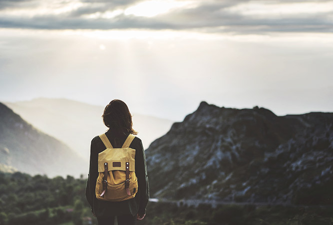 Wanderin vor Sonnenuntergang