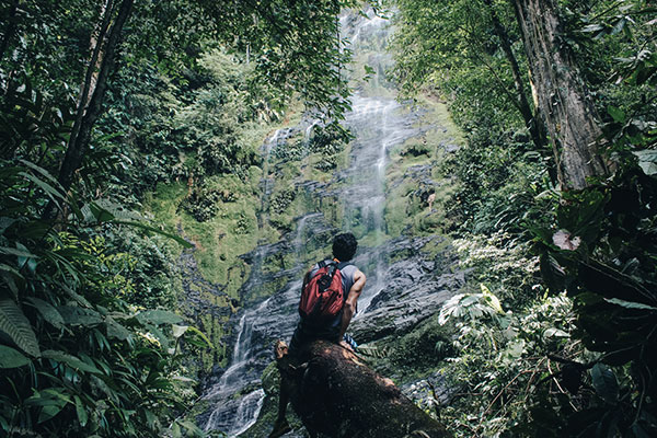 Wanderer vor einem Wasserfall in Costa Rica