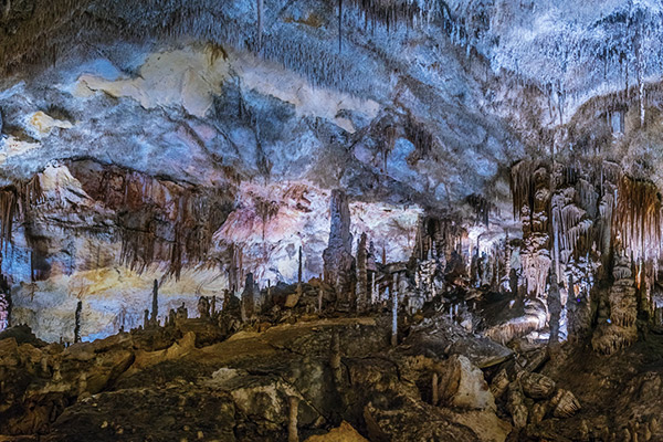 Stalagtiten und Stalagmiten in der Drachenhöhle