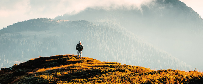 Einsamer Wanderer mit Blick auf Gipfel