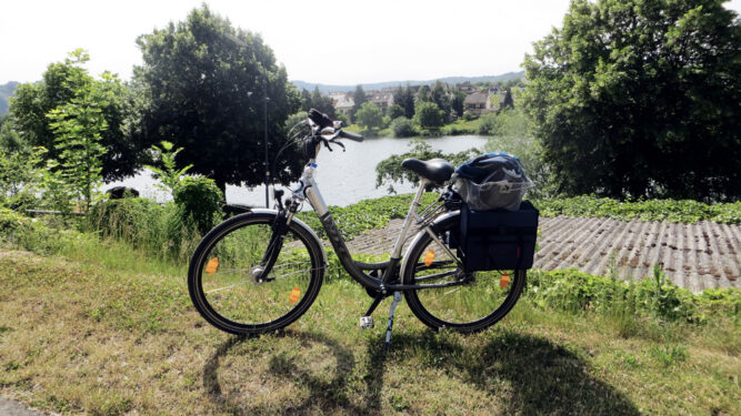 Fahrrad neben Flussufer