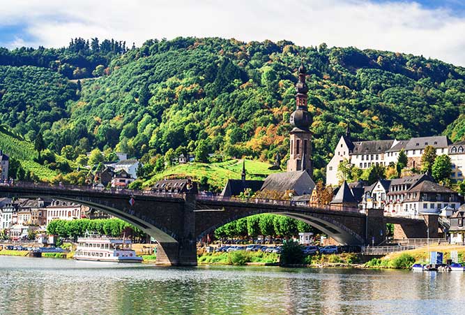 Die Stadt Cochem am Moselradweg