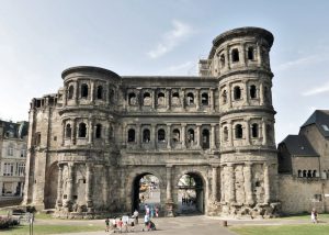 Antikes Gebäude aus dunklem Stein, große Torbögen