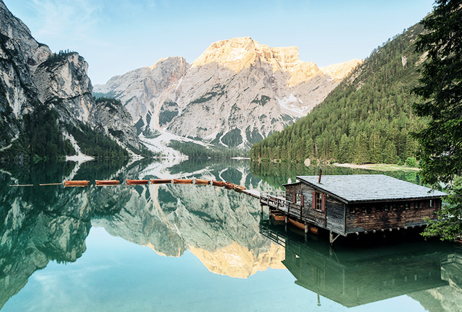 Berge spiegeln sich im Pragser Wilddee