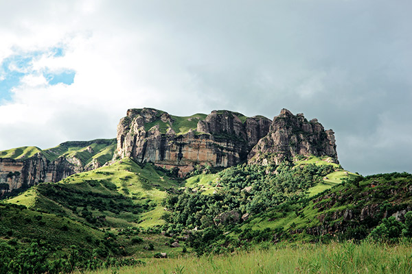 Drakensberge im Gruenen, Suedafrika