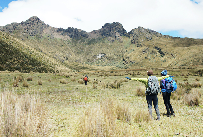 Eine Gruppe Wanderer vor dem Ruminagu Vulkan im Cotopaxi Nationalpark