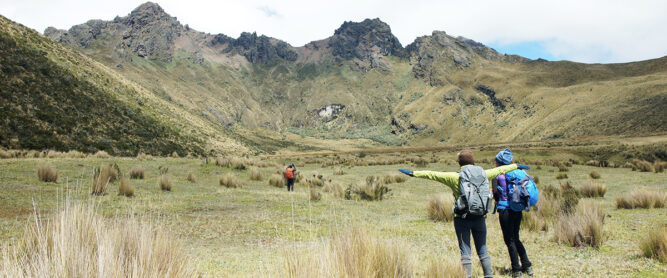 Eine Gruppe Wanderer vor dem Ruminagu Vulkan im Cotopaxi Nationalpark