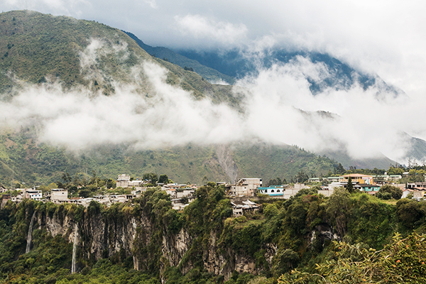 Blick auf den Ort Baños de Agua Santa