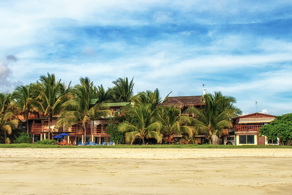 Blick auf Häuser am Strand auf der Insel Isabela