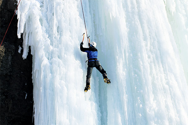 Eiskletterer mit blauer Jacke