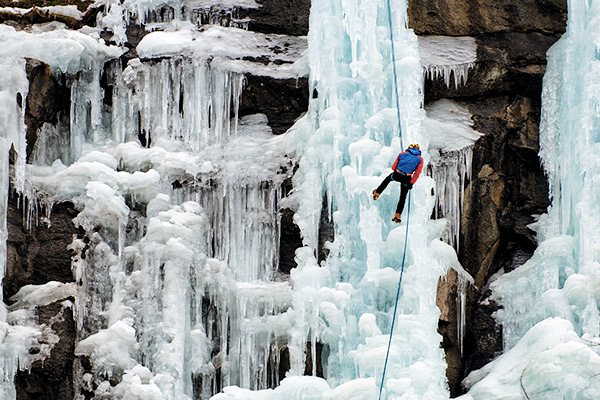 Eiskletterer am Wasserfall