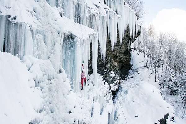 Kletterin im Eis