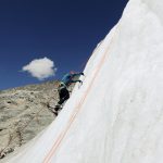 Bergsteigerin mit Eispickel im Eis, Ötztaler Alpen