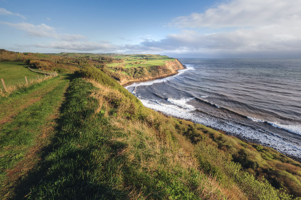 Küstenlinie entlang Cleveland Weit von Burniston bis Hayburn Wyke im North York Moors National Park