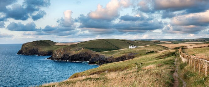 Aussicht vom North West Coastal Path nahe Point Doyden und Port Quin