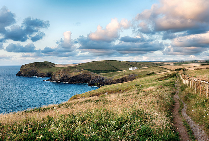 Aussicht vom North West Coastal Path nahe Point Doyden und Port Quin