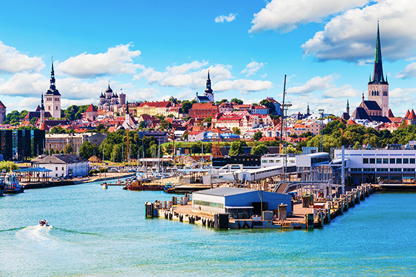 Blick auf den Hafen und die Altstadt von Tallinn