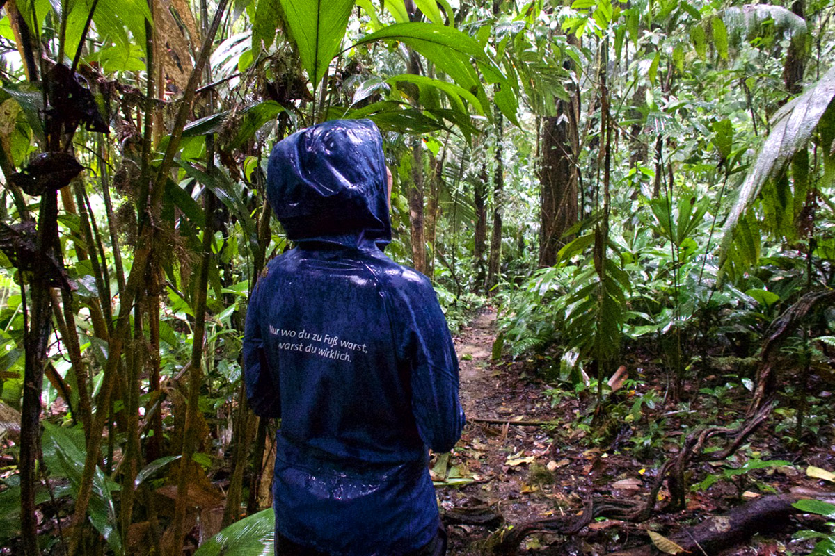 Eva inmitten des Regenwaldes