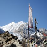 Gebetsfahnen neben Wanderpfad, Nepal