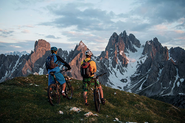 radfahrer berge bergspitze