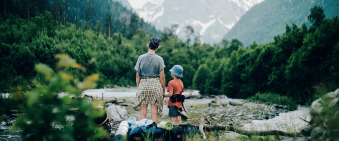 familienwanderung-alpen-mutter-kind