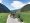 Fahrradgruppe im Vinschgau. Gruppe mit Fahrrädern fährt durch Wiesen in Tal, Vinschgau.