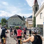 Gruppe Fahrradfahrer fährt in Stadt los.